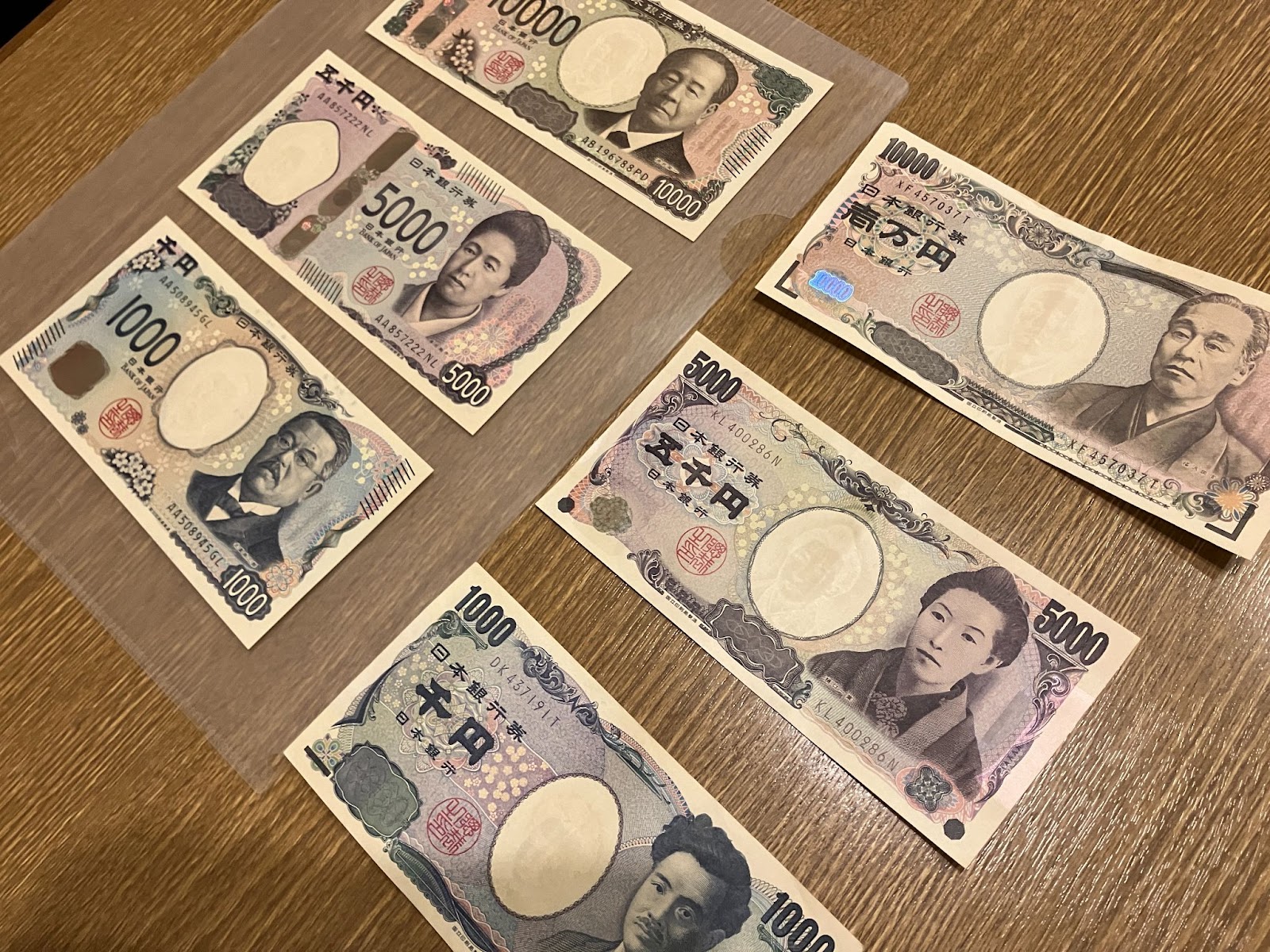 1000円、5000円、10000円の新紙幣と旧紙幣が並んでいる写真