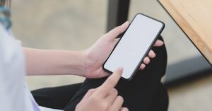 スマホを触っている様子のイメージ画像